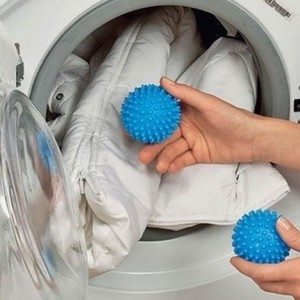 Dūnu jakas mazgāšana veļasmašīnā ar bumbiņām