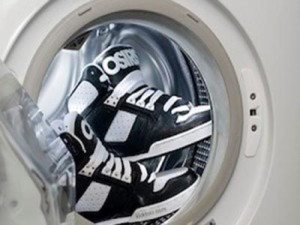 Mencuci kasut dalam mesin basuh