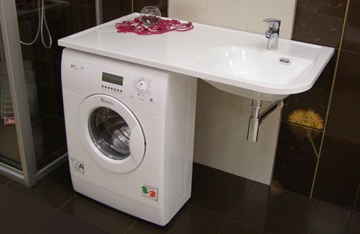 Schmale Waschmaschine unter der Spüle