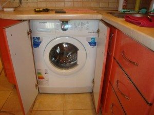 Tezgahın altına yerleşik bir çamaşır makinesinin takılması