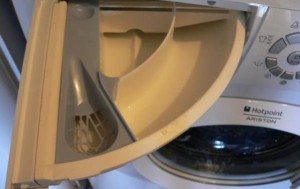 Hvor skal man hælde balsamen i Hotpoint-Ariston vaskemaskinen?