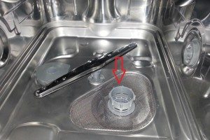 Membersihkan penapis mesin basuh pinggan mangkuk