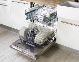 Como colocar pratos na máquina de lavar louça