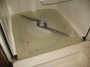 Το πλυντήριο πιάτων δεν αποστραγγίζει το νερό - τι πρέπει να κάνω;