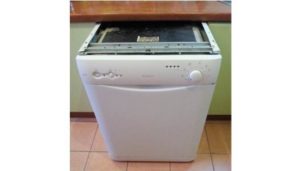 Làm thế nào để tháo nắp khỏi máy rửa chén?