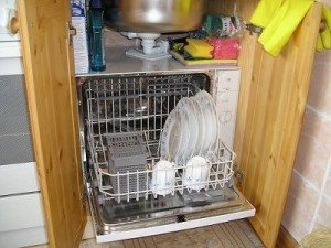 Kompakte oppvaskmaskiner under vasken