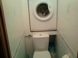 Caratteristiche dell'installazione di una lavatrice nella toilette