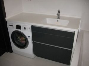 Spintelė skalbimo mašinai vonios kambaryje