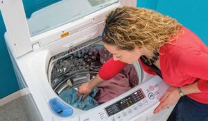 Comment utiliser une machine à laver à chargement par le haut ?