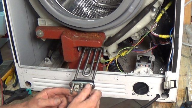 removendo o elemento de aquecimento da máquina de lavar