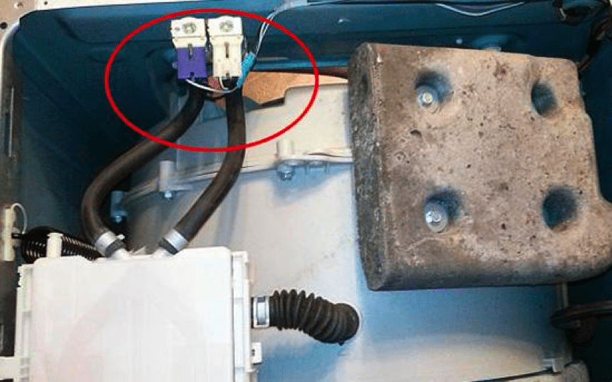 colocação da válvula de entrada no corpo da máquina de lavar