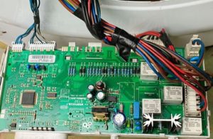 elektronisk modulkort og ledninger