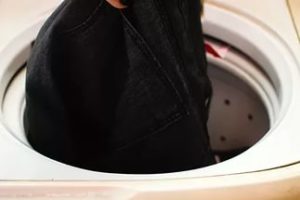 spălând hainele negre