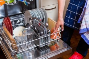 Bolehkah anda membasuh pinggan mangkuk tanpa detergen dalam mesin basuh pinggan mangkuk?