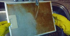 Възможно ли е да се мие филтърът на аспиратора в съдомиялна машина?