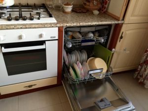 É possível colocar uma máquina de lavar louça ao lado do fogão?