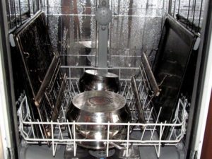 Lze plechy na pečení mýt v myčce na nádobí?
