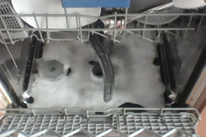 Mengapa masih terdapat buih dalam mesin basuh pinggan mangkuk?