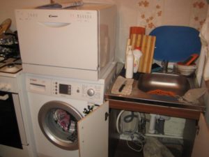 Este posibil să puneți o mașină de spălat vase deasupra unei mașini de spălat rufe?