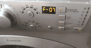 Klaida F07 „Ariston“ skalbimo mašinoje