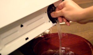 сипајте воду у посуду