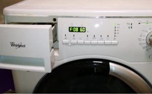 Klaida F08 Whirlpool skalbimo mašinoje