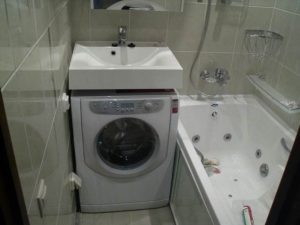 Kung saan maglalagay ng washing machine sa isang maliit na banyo