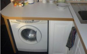 Unde să puneți o mașină de spălat într-o bucătărie mică