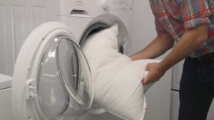 Cómo lavar una almohada de fibra hueca en una lavadora.