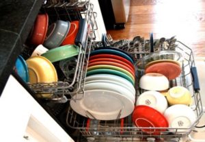 Jak prawidłowo myć naczynia w zmywarce?