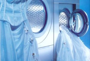 Comment laver une robe de mariée à la maison dans une machine à laver