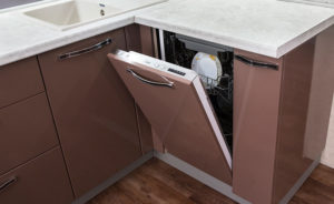 Hvordan plassere en oppvaskmaskin på kjøkkenet?