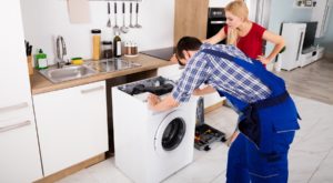 Kam būtu jāmaksā par veļasmašīnas remontu īrētā dzīvoklī?