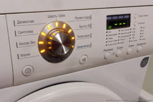 Washing machines with laundry weighing function