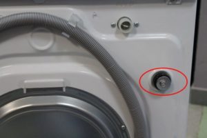 Ce se întâmplă dacă nu deșurubați șuruburile de transport de la mașina de spălat?