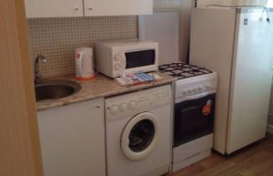 È possibile posizionare la lavatrice accanto ai fornelli?