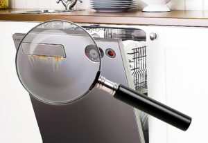 Memeriksa mesin basuh pinggan mangkuk semasa pembelian