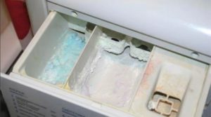 Jak vyčistit zásobník pračky od zkamenělého prášku?