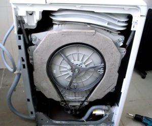 Kaip išardyti Indesit iš viršaus kraunamą skalbimo mašiną?