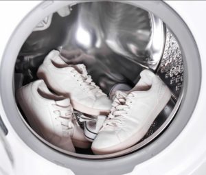 איך לכבס נעלי ספורט במכונת הכביסה של Indesit?