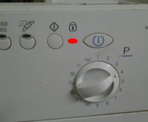 Låsen på Indesit vaskemaskinen blinker