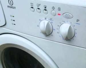 Mesin basuh Indesit berhenti semasa mencuci