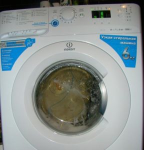 Indesit membasuh mesin basuh tanpa henti
