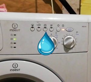 מכונת הכביסה של Indesit מתמלאת כל הזמן במים