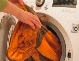 Hvordan vasker man arbejdstøj i en vaskemaskine?