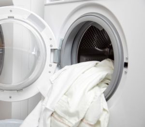 Praní bílé košile v pračce