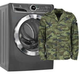 Karinių uniformų skalbimas skalbimo mašinoje