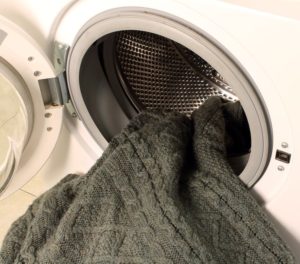 שטיפת פריטים סרוגים במכונת הכביסה