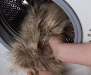 Naglalaba ng faux fur sa washing machine