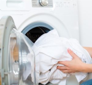 Satin in der Waschmaschine waschen